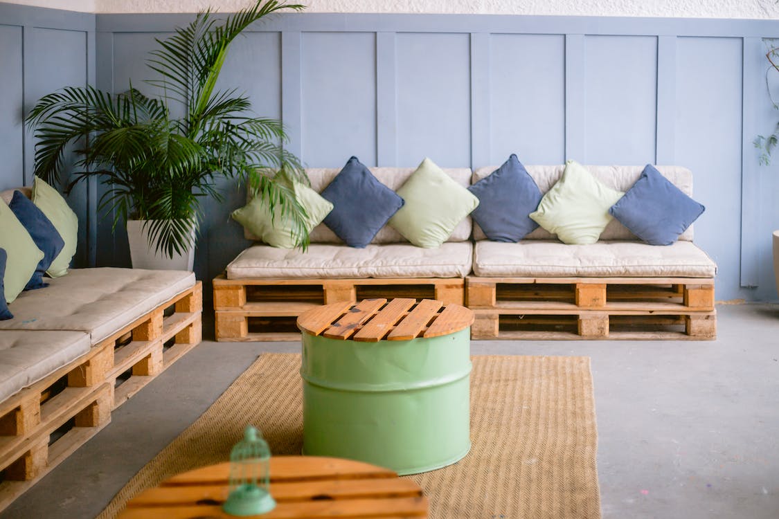 Kreativ und Gemütlich – Ein Sofa aus Paletten für dein Zuhause