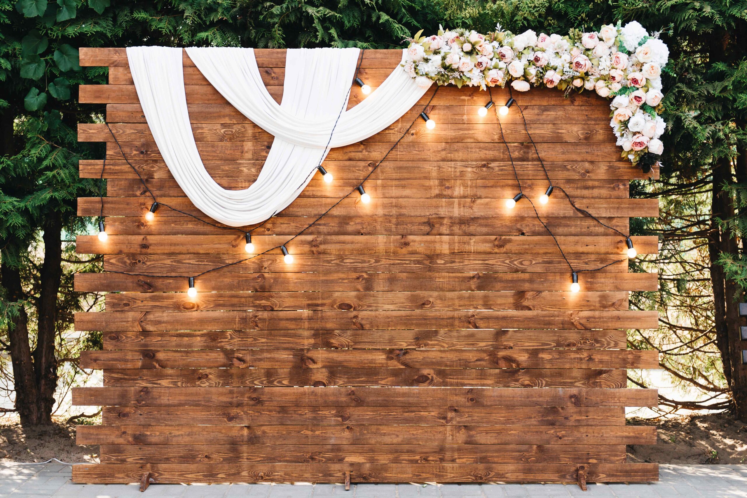 Blumenwand selbst gestalten: Kreative DIY Ideen für deine Hochzeit