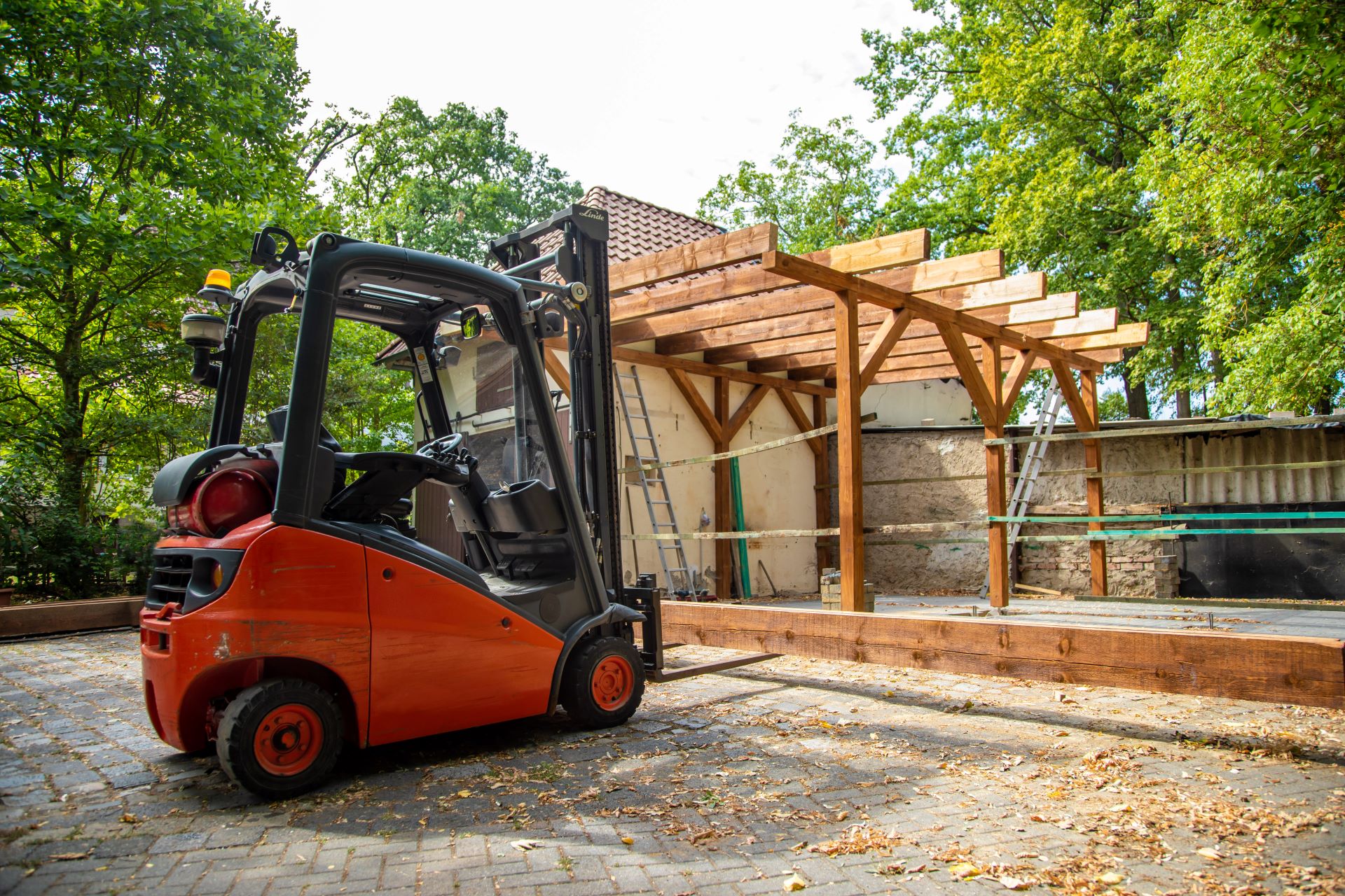 Bau eines Carports mit stabiler Holzstruktur und Überdachung.