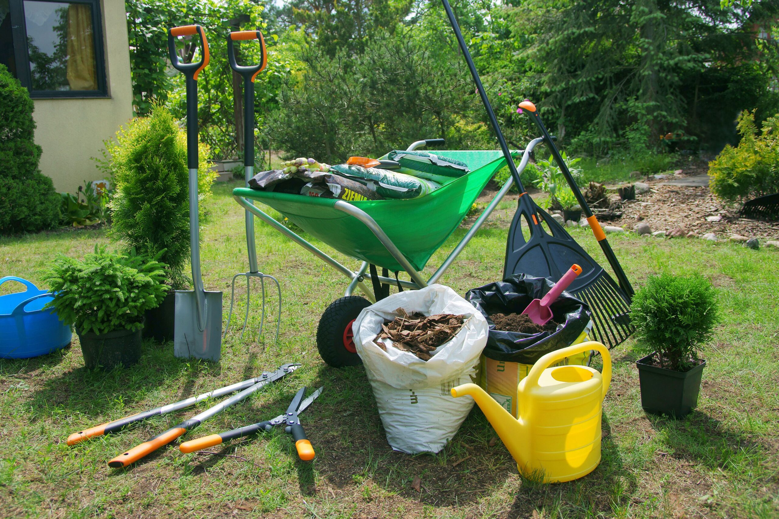 In einem Garten werden pflanzen gepflanzt und umgegraben