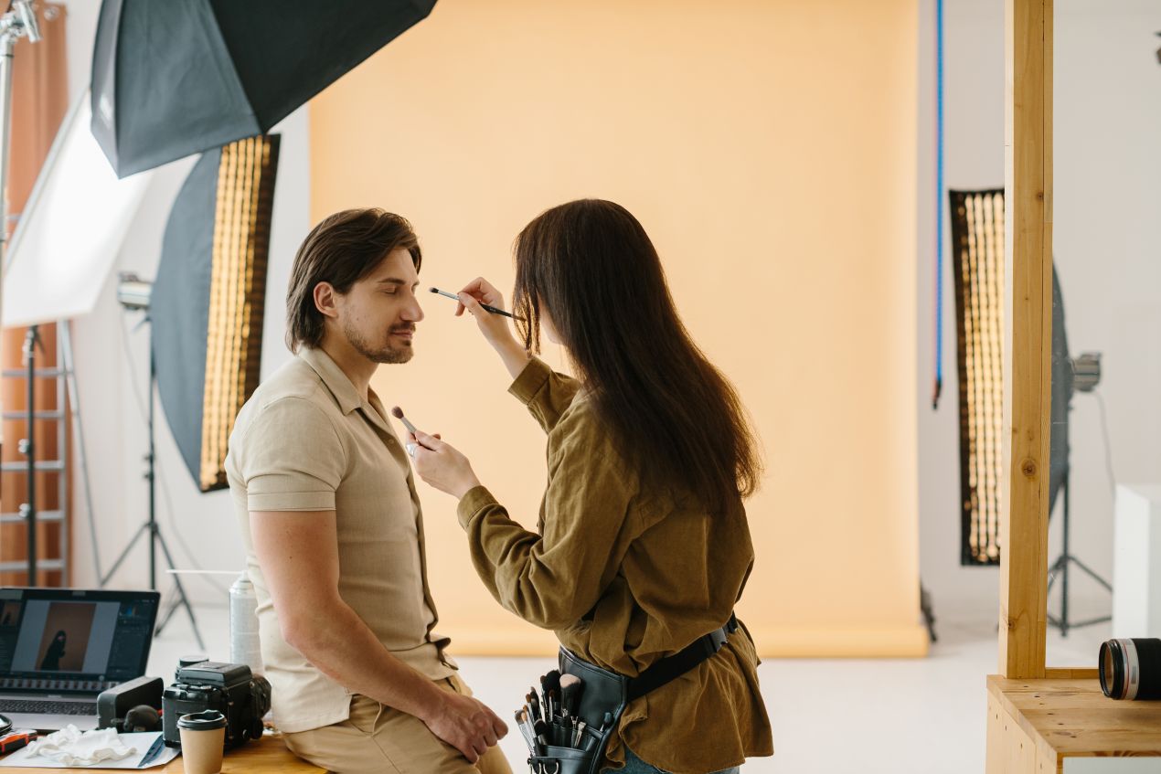 Ein Model bei einem professionellen Fotoshooting mit Studio-Beleuchtung – optimale Bedingungen für hochwertige Amazon Produktbilder.