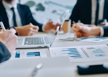 Amazon Full Service Agentur bei Umsatzanalyse – Verkaufsoptimierung für Marken durch datenbasierte Beratung im Business-Meeting