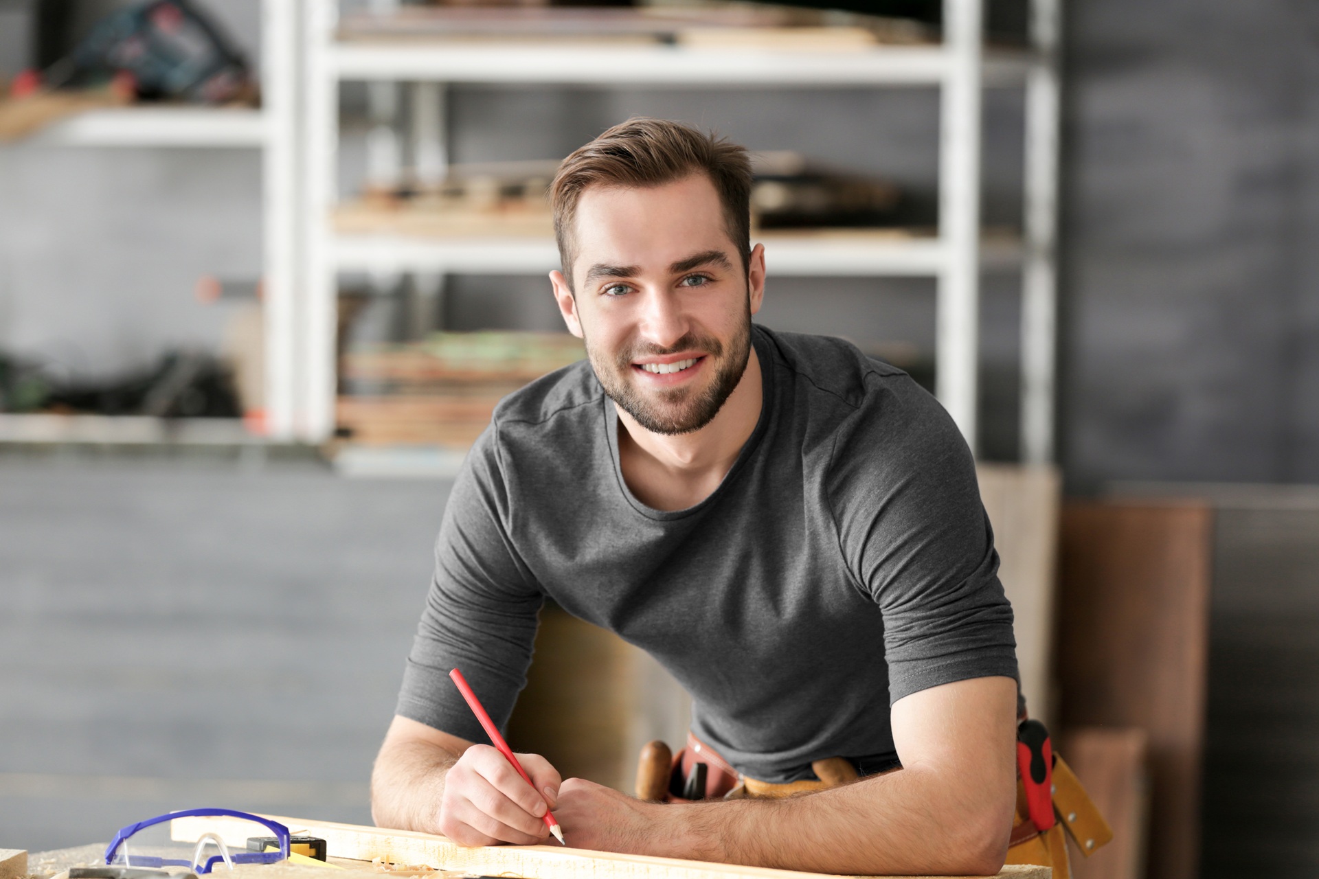 Junger Handwerker am Arbeitsplatz | Schmelzofen

