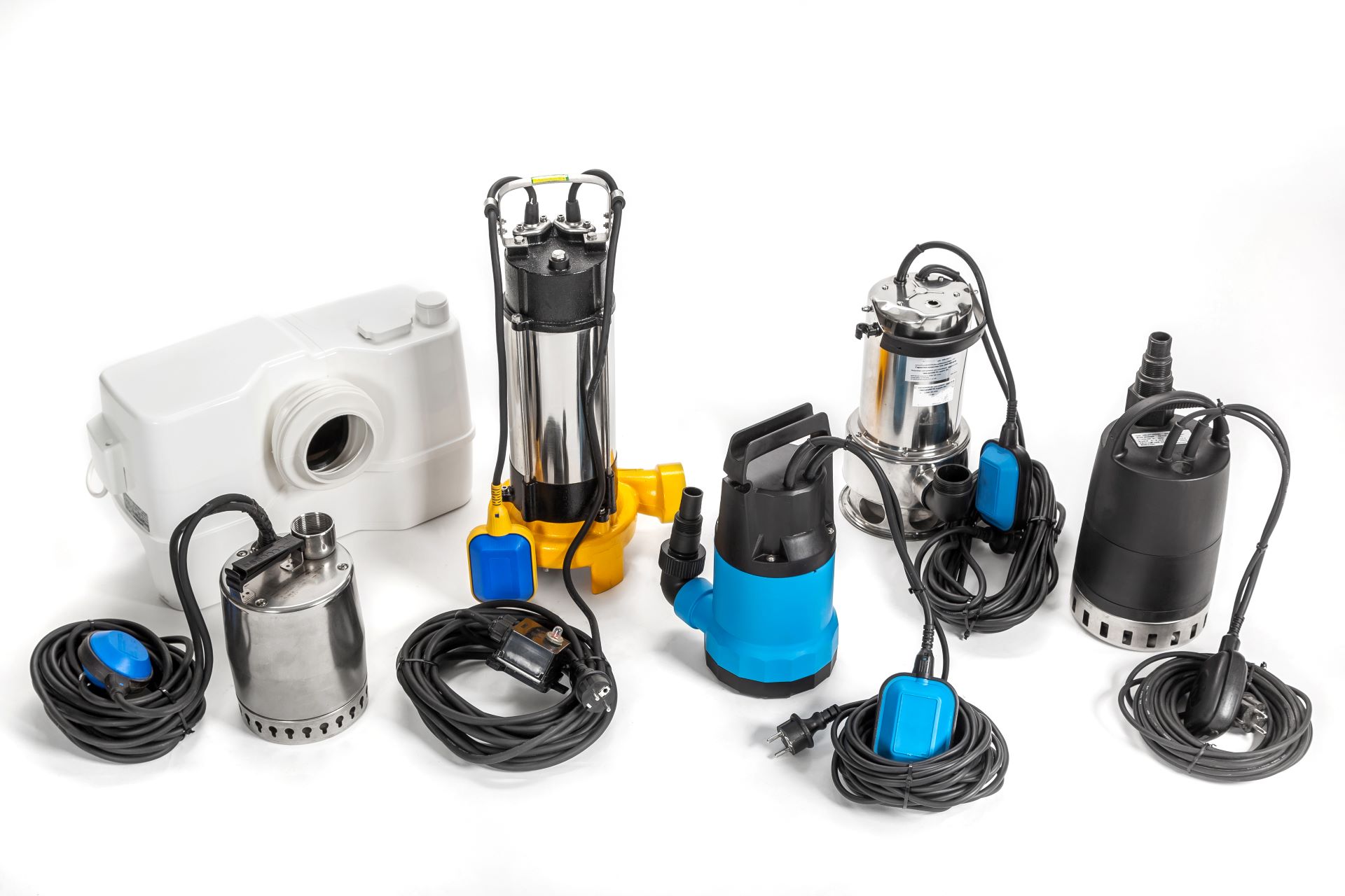 Verschiedene Modelle von Schmutzwasserpumpen nebeneinander aufgestellt, darunter Tauchpumpen, Edelstahlpumpen und Fäkalienpumpen mit Schwimmerschalter.