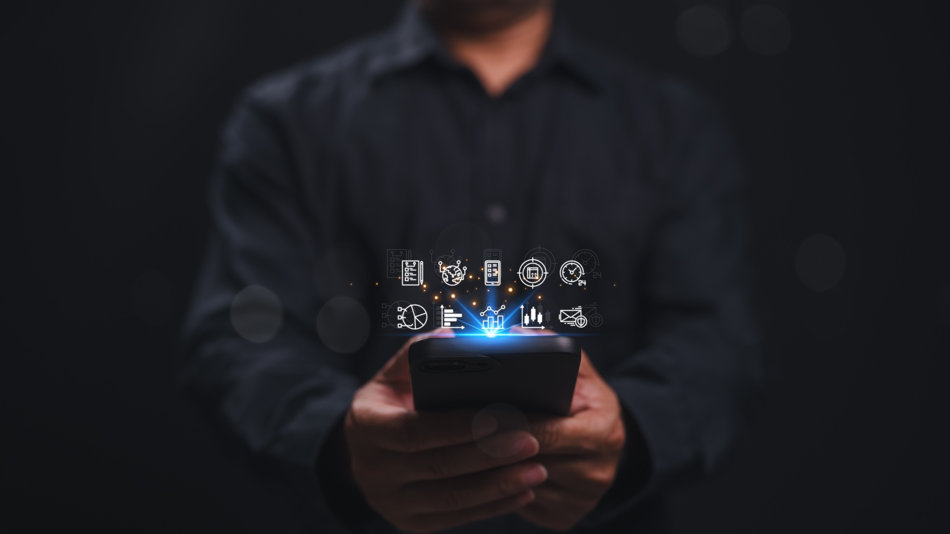 Mann hält Smartphone mit digitalen Symbolen | E Liquid