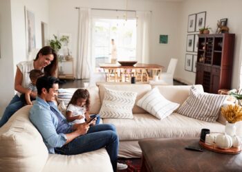 Familie verbringt Zeit zusammen im gemütlichen Wohnzimmer | Küche kaufen