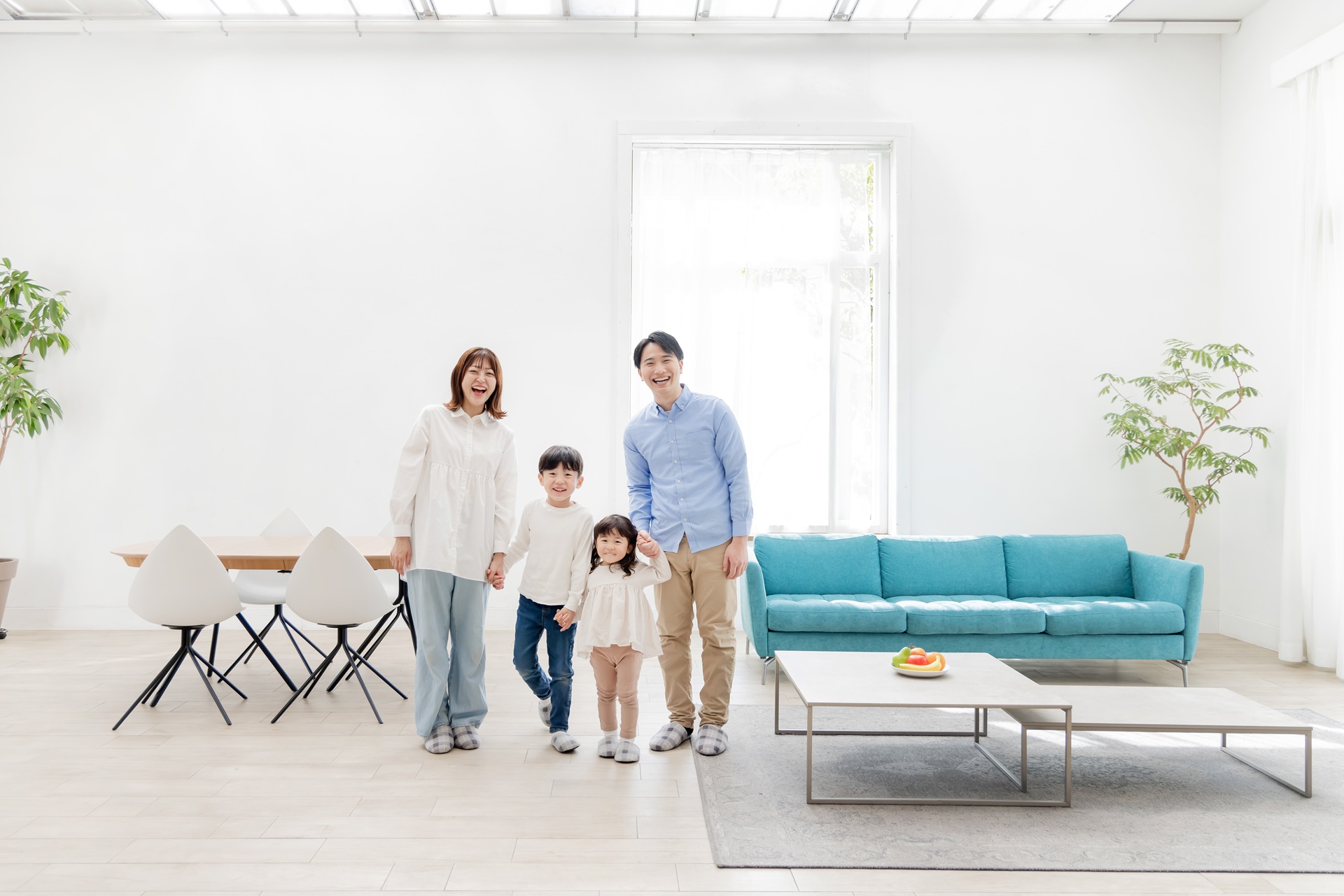 Familie steht gemeinsam im modernen Wohnzimmer | Küche kaufen