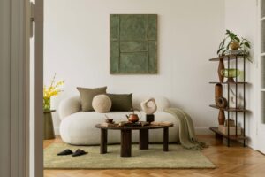 Modernes Interieur mit grafischen Wandkunst-Mockups, skulpturalen Dekorationen, Bouclé-Sofa und grünen Akzenten. Eine kuratierte Mischung aus Texturen und Formen.