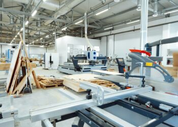 Moderne Werkhalle mit Holzmaschinen und Absaugung | Schlauchfilter