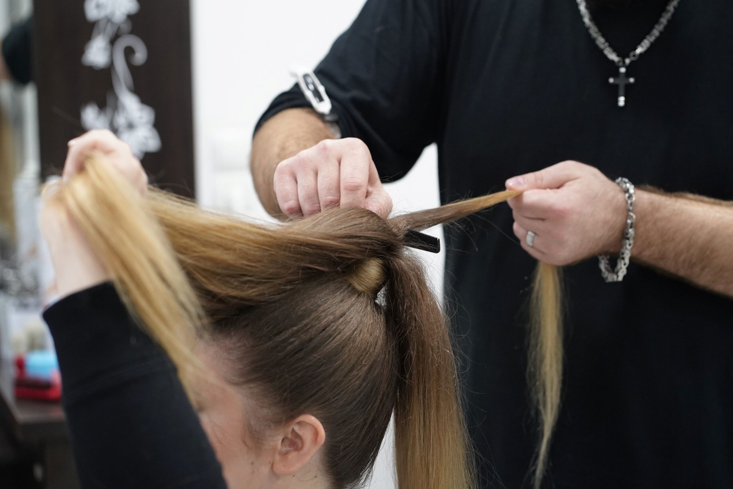 Volumenwunder für feines Haar: Dein neuer Look mit sicherem Halt und Stilvielfalt